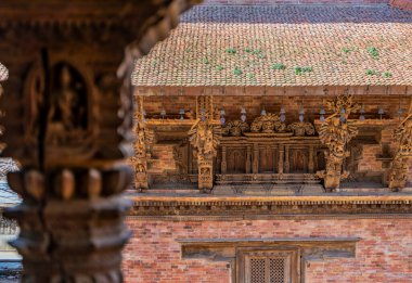 Patan Katmandu, Nepal 'deki Durbar meydanında oyulmuş ahşap duvarı olan tapınak..
