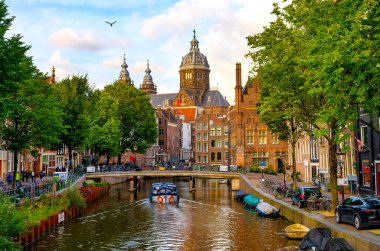 Kanalı, köprüsü ve teknesi olan Amsterdam. Güzel eski binalar