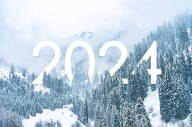 Metin 2024 ormanda kışın karla kaplı dağlarda kar ve sis sırasında. Doğada yeni yıl 2024