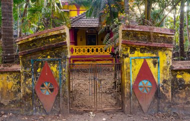 Hindistan 'da dekorasyonu olan eski bir çit ve kapı, Goa.