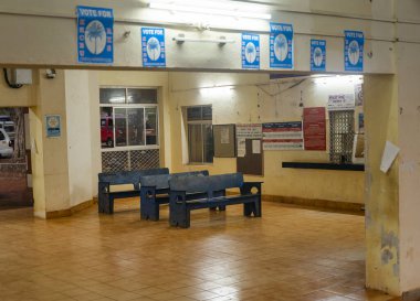 Gokarna, Hindistan - 21 Şubat 2023 - Tren istasyonunun içinde.