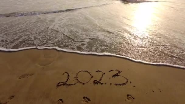 2023 Год Написан Песке Смытом Волной Закате — стоковое видео