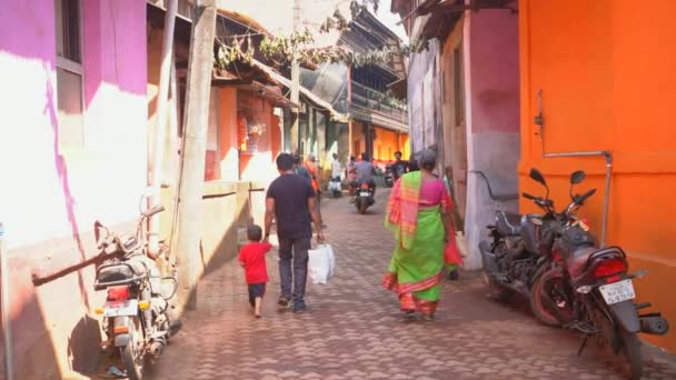 Gokarna Hindistan Şubat 2023 Gokarna Sabah Insanlar Cadde Boyunca Yürüyorlar — Stok video