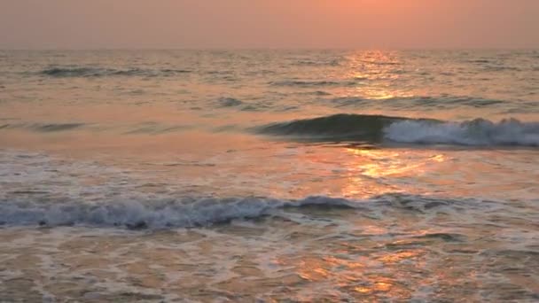 Hermosa Puesta Sol Sobre Las Olas Del Mar Cámara Lenta — Vídeo de stock