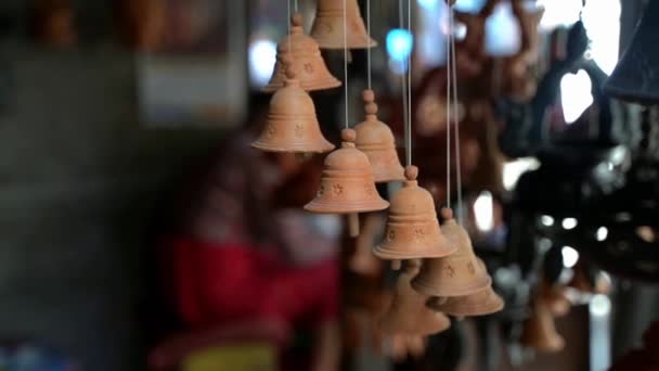 ネパールのカトマンズのお土産店でクレイ小さな鐘 — ストック動画