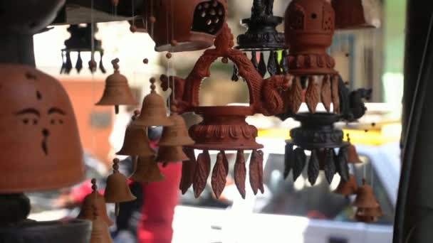 尼泊尔加德满都纪念品店的黏土挂钟 — 图库视频影像