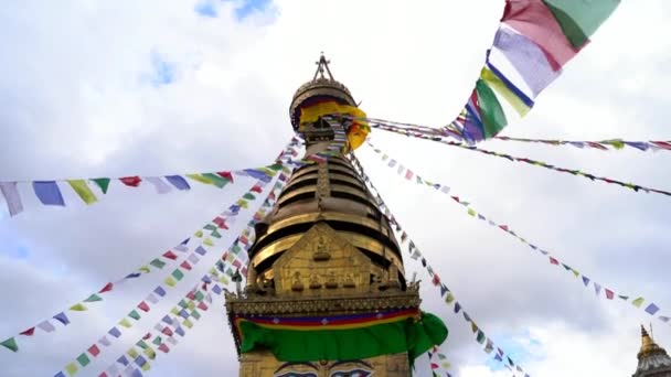 Swayambhunath Stupa Con Bandiere Buddiste Preghiera Ondeggianti Nel Vento Kathmandu — Video Stock