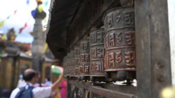 Περιστρεφόμενοι Θρησκευτικοί Τροχοί Προσευχής Γραπτό Μάντρα Mani Padme Hum Κατμαντού — Αρχείο Βίντεο