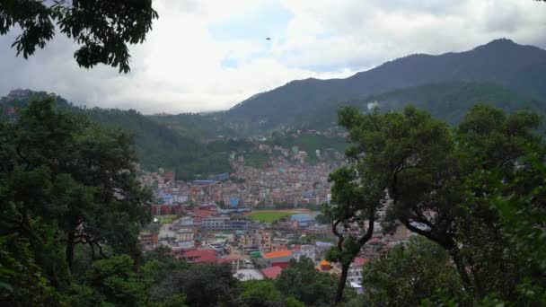 Stadtansicht Von Kathmandu Nepal Bunte Gebäude Vor Der Kulisse Der — Stockvideo