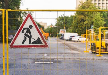 Şehirdeki yol çalışması tabelası. Çalışma devam ediyor