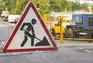 Şehirdeki yol çalışması tabelası. Çalışma devam ediyor