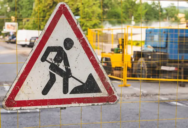Şehirdeki yol çalışması tabelası. Çalışma devam ediyor