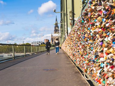 Hohenzollern Köprüsü 'ndeki Aşk Kilitleri ve Köln, Almanya' daki Katedral manzarası.