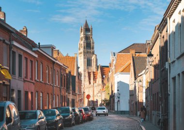 Bruges, Belçika. 24 Eylül 2023. St. Salvator Katedral Kulesi ve eski binalarla dolu sıcacık dar bir sokak..