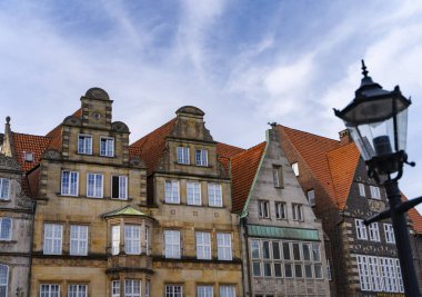 Bremen 'in merkezinde tarihi mimari ve kırmızı çatılar.