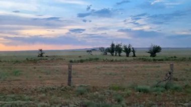 Güzel doğa manzarası ve tren penceresinden gün batımı gökyüzü. Kazakistan 'da trenle seyahat etmek.