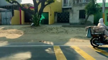 Meerut, Hindistan - 14 Nisan 2025 - Canlı evleri ve iki tekerlekli sandalyeleri olan Hindistan yol yaşamının yavaş çekim görüntüsü.