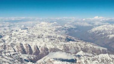 Yüksek irtifadan çekilen, kar kaplı Pamir dağlarının çarpıcı hava manzarası. Ufuk boyunca uzanan engin, engebeli zirveler bu uzak Orta Asya manzarasının dramatik güzelliğini gözler önüne seriyor..