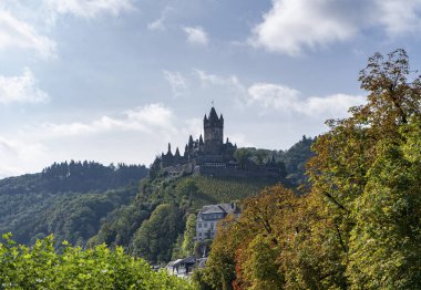Cochem Castle, Almanya 'nın Moselle Vadisi' nde manzaralı bir şehir..