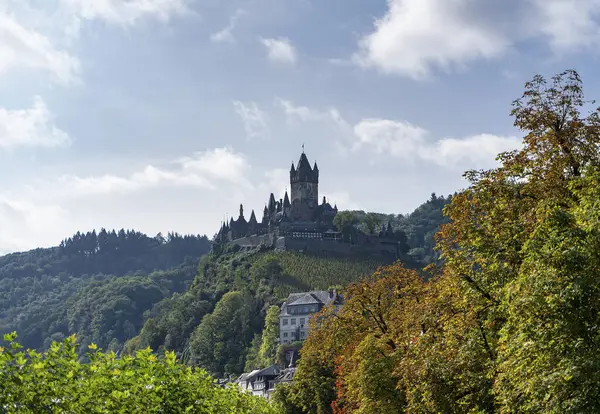 Cochem Castle, Almanya 'nın Moselle Vadisi' nde manzaralı bir şehir..
