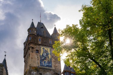 Tarihi Duvar ve Yeşil Ağacı olan Güneş Işığı Cochem Kalesi.