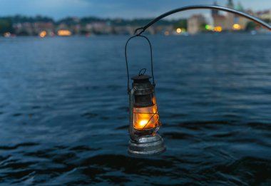 Çek Cumhuriyeti Prag 'daki Vltava nehrinde gazyağı lambası..