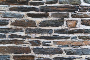 Geleneksel el yapımı taş duvar, eski levha ve görünür harç ile.