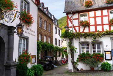 Beilstein, Almanya - 30 Eylül 2023. Eski binalar ve yaz çiçekleriyle Avrupa 'nın rahat sokak manzarası