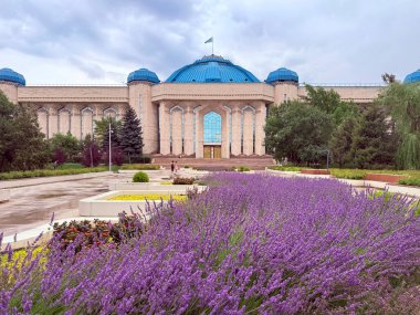 Mavi kubbeleri ve Kazakistan 'da lavanta bahçesi olan merkez müze binası..