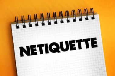 Netiquette, uygun ve nazik çevrimiçi davranışları teşvik eden bir kurallar dizisidir, not defterindeki metin kavramı
