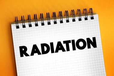 Radyasyon, bir kaynaktan gelen ve uzayda ışık hızında seyahat eden enerjidir. Not defterindeki metin kavramı.