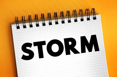 Fırtına - şiddetli rüzgarlar ve genellikle yağmur, gök gürültüsü, şimşek veya kar ile atmosferde şiddetli bir bozulma, not defterinde metin kavramı