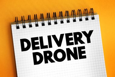 Teslimat Drone tıbbi malzemeler, yiyecekler veya diğer malzemeler, not defterindeki metin konseptini içeren paketleri taşımak için kullanılan insansız hava aracı.