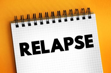 Hasta ya da yaralı bir kişinin durumu iyileşme sürecinden sonra kötüleşiyor, not defterinde metin kavramı var.