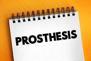 Protez, kayıp bir vücut parçasının yerini alan yapay bir cihaz. Travma, hastalık, not defterindeki metin konsepti yüzünden kaybolabilir.