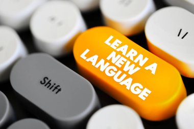 Yeni bir dil öğrenin - klavyede kişinin ana dilinden ya da ana dilinden farklı olan bir dilde anlama, konuşma, okuma ve yazma yetisi kazanma süreci