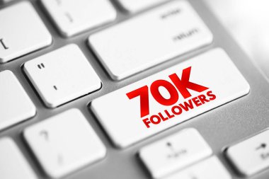 70K takipçileri - sosyal medya platformu veya diğer çevrimiçi platformlarda 70.000 takipçiye ulaşan, klavyede metin kavramı düğmesi