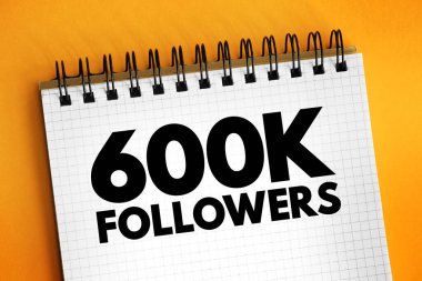 600K takipçileri - sosyal medya platformu veya diğer çevrimiçi platformlarda 600.000 takipçiye ulaşmak, not defterinde metin kavramı
