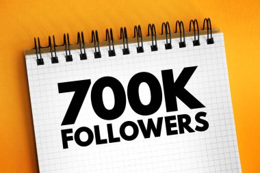 700K takipçileri - sosyal medya platformu veya diğer çevrimiçi platformlarda 700.000 takipçiye ulaşmak, not defterinde metin kavramı