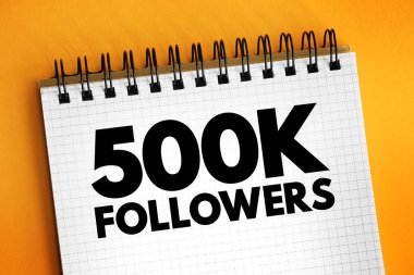 500K takipçileri - sosyal medya platformu veya diğer çevrimiçi platformlarda 500.000 takipçiye ulaşmak, not defterinde metin kavramı