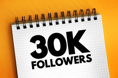 30K takipçileri - sosyal medya platformu veya diğer çevrimiçi platformlarda 30,000 takipçiye ulaşan, not defterindeki metin kavramı
