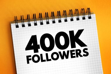 400K takipçileri - sosyal medya platformu veya diğer çevrimiçi platformlarda 400.000 takipçiye ulaşmak, not defterinde metin kavramı