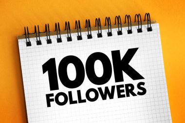 100 bin takipçi - sosyal medya platformu veya diğer çevrimiçi platformlarda 100.000 takipçiye ulaşmak, not defterindeki metin kavramı