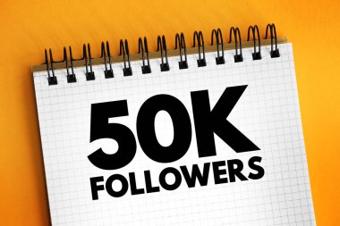 50 bin takipçi - sosyal medya platformu veya diğer çevrimiçi platformlarda 50.000 takipçiye ulaşmak, not defterinde metin kavramı