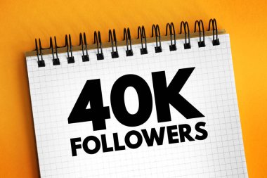 40K takipçileri - sosyal medya platformu veya diğer çevrimiçi platformlarda 40.000 takipçiye ulaşan, not defterindeki metin kavramı