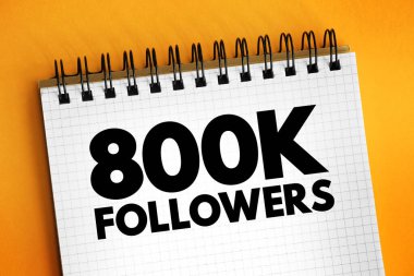 800K takipçileri - sosyal medya platformu veya diğer çevrimiçi platformlarda 800.000 takipçiye ulaşmak, not defterinde metin kavramı