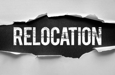 Yırtık kağıdın altında sert ve sıkıntılı bir yazı tipi olduğu ortaya çıktı. Taşınmayı, geçişi, göçü ya da iş, hayat ya da kariyer yollarında yeni bir başlangıcı simgeleyen görüntüyü algıla