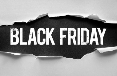 Kara Cuma afişi yırtık kağıtlarla ortaya çıkan kalın grunge yazısıyla. Reklam satışları, tatil promosyonları, e-ticaret etkinlikleri ve mevsimlik indirimler sırasında perakende satış için idealdir.