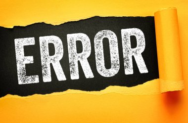 HATA metni siyah arka planda yırtık sarı kağıdın altında ortaya çıktı. Hata, uyarı, başarısızlık, dikkat, sistem sorunu, sorun çıkarma ve alarm uyarıları