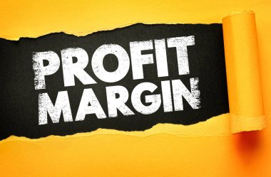 PROFIT MARGIN koyu beyaz yazı tipi siyah üzerine yırtık sarı kağıt arka plan ile ortaya çıkardı. Ticari kazanç, finansal analiz ve şirket performansı için kavramsal imaj